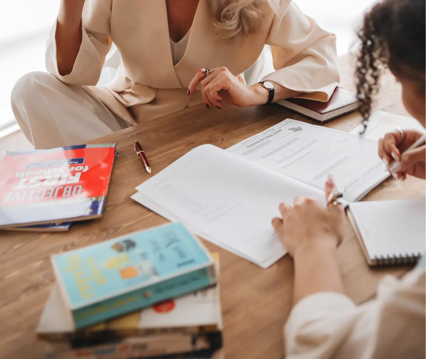 Sesión de mentoría con libros y notas